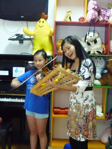 Trong cả buổi học, hai thiên thần nhỏ nhà GS. Ngô Bảo Châu đã hóa thân thành "cô giáo thanh nhạc" phối hợp vô cùng ăn ý cùng MC Đặng Châu Anh mang đến cho các bệnh nhi những tiếng cười sảng khoái, hồn nhiên.